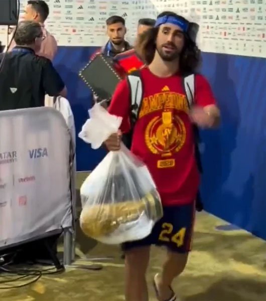 2026-Spanish-plastic-bag-packaging-of-the-World-Cup-trophy